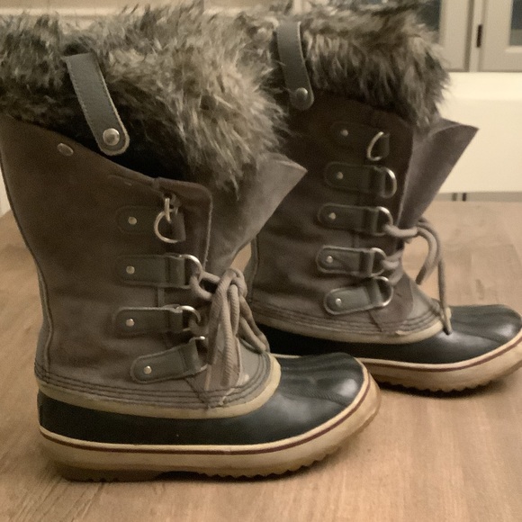Sorel Joan of Arc Gray Fur-Trimmed Winter Boots - Picture 3 of 9